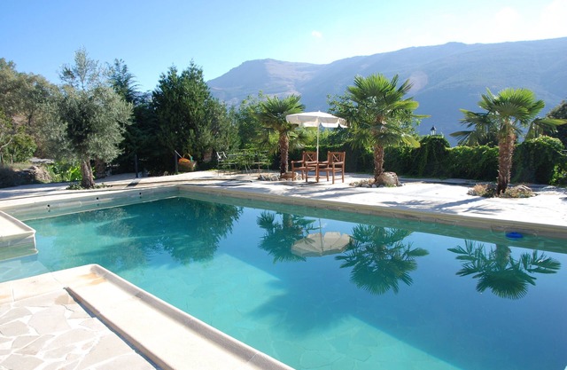 Cortijo avec piscine sur 36 acres de terrain dans le parc de la Sierra Nevada
