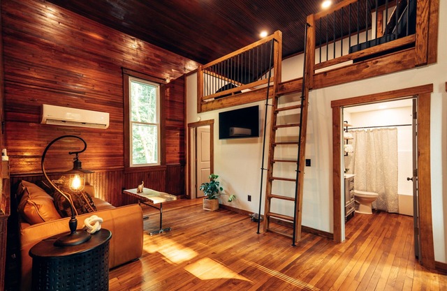 Corton Lodge on the Elk River - Bell Tower Suite