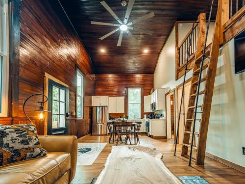 Corton Lodge on the Elk River - Riverview Suite