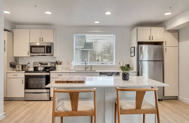 NOUVEAU Prime Townhouse Townhouse: 2 Suites / 2. 5 Baths / HBO, Disney +, Hulu & Sling
