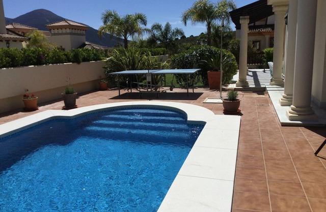 Costa Del Sol. Belle villa de quatre chambres avec vue imprenable et piscine privée