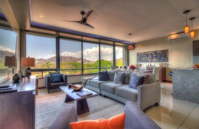 Le meilleur des deux mondes! Condo de luxe moderne à quelques pas de la plage! Spectaculaire