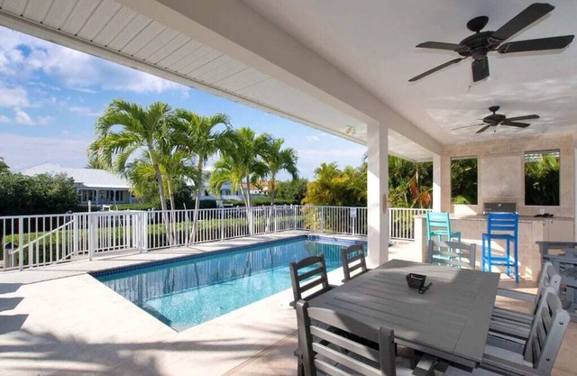 Stunning KCB Luxury Pool Home with Cabana Club! Bikes, Kayaks & fun in the sun
