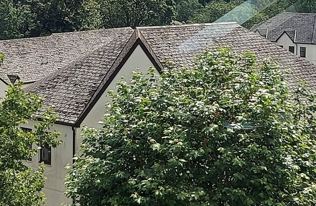 Cosy 1 bedroom apartment with lovely views and in a great location.