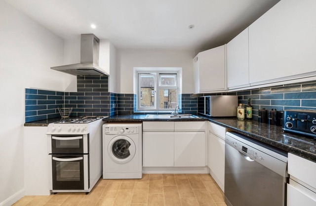 Bright & spacious 1 bed room apartment with park views