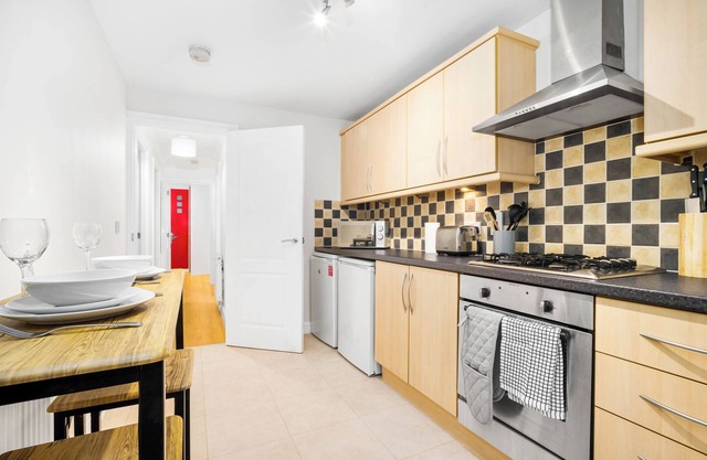Cosy 2 bed Apt with free parking by Oldbury