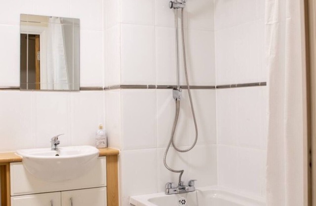 Cosy 2 bed flat near train station Basingstoke!