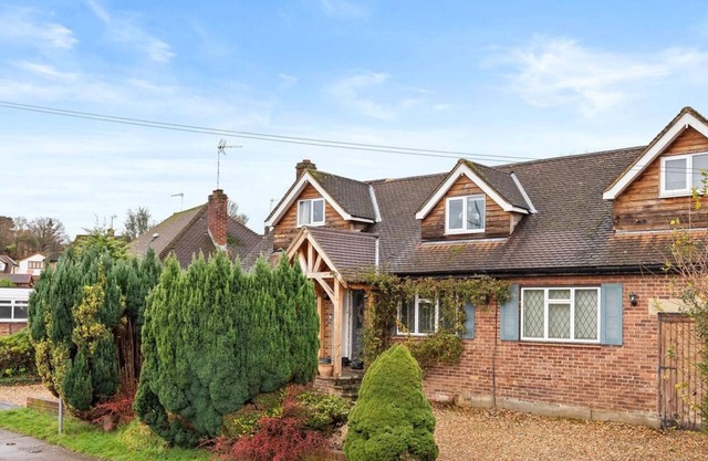 2 Bed self contained flat in tranquil area close to woods 40 mins to London