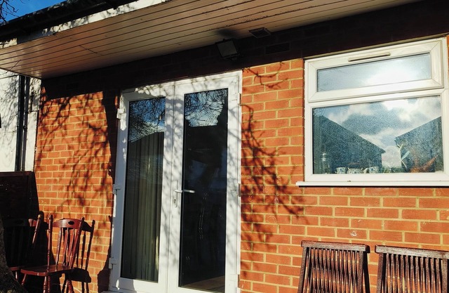 Cosy 2-Bed Studio with Amenities in London suburb
