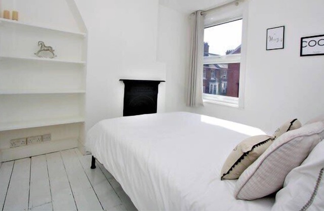 Beautifully renovated 2 bedroom Victorian townhouse in the town centre