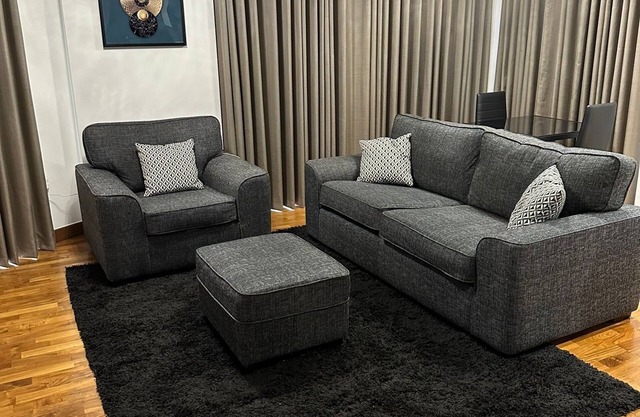 Cosy 2 Bedroom Apartments with Balcony by train station and town centre.