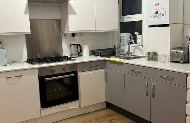 Cosy 2 bedroom apartment in North West London, garden, late check in