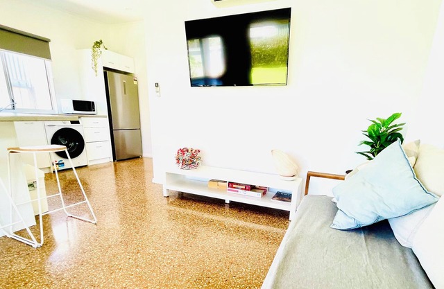 Cosy 2 bedroom cottage in quiet area close to shops and restaurants