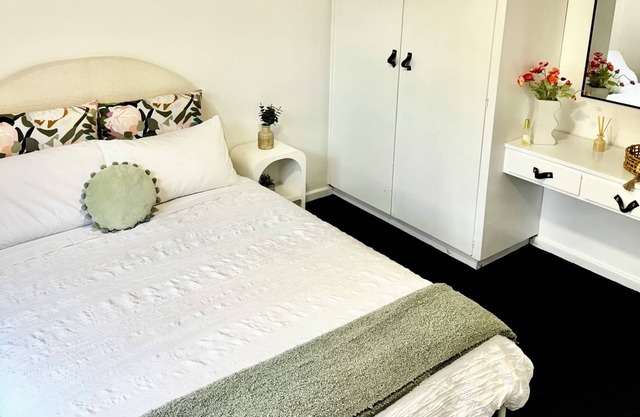 Cosy 2 bedroom unit - close to Glenelg beach and shops!