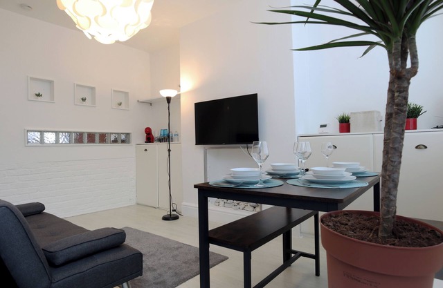 Cosy 2 Bedrooms House, Convenient Location, Free Parking, Fully Equipped.