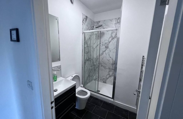 Cosy 2-BR Flat near Salford Royal with Parking