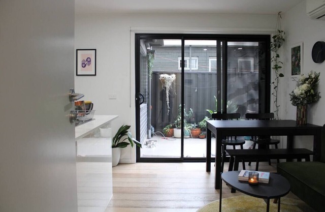 Cosy 2B apartment with private parking - 5 minute walk to train and supermarket.