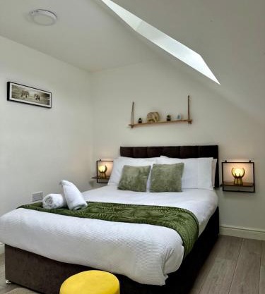 Cosy 3 Bed Apartment Near Birmingham Airport & NEC Perfect for Groups & Contractors!