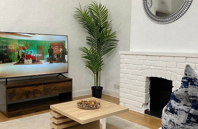 Cosy 3 Bedroom House With Free Parking, garden and close to the High Street