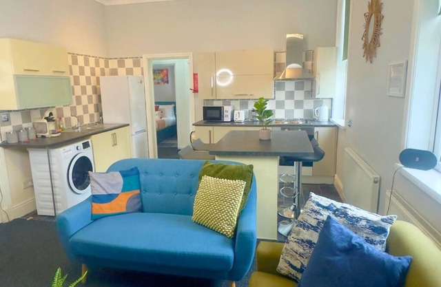 Cosy 3BR w/ Smart TV , Wifi, Washer/Dryer & Parking near Utilita Arena