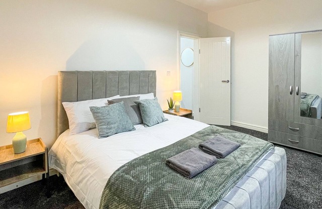 Cosy 4-Bed Home with On-street parking