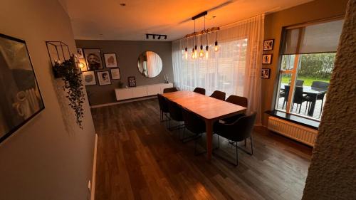Cosy 4 bedroom house with free parking