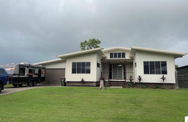 Cosy 4 bedroom retreat on the whitsundays coast Over looking the ocean
