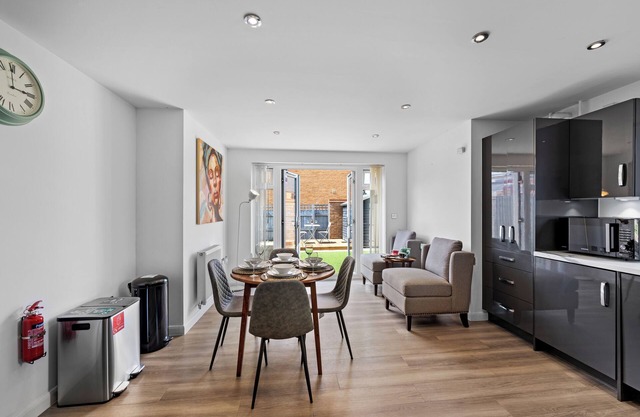 Cosy 4 Double Bedroom house - Perfect for work or leisure - free parking, WiFi
