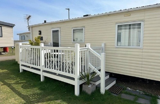 Cosy 6 berth caravan with side decking at Kessingland Beach, Suffolk ref 90031SV