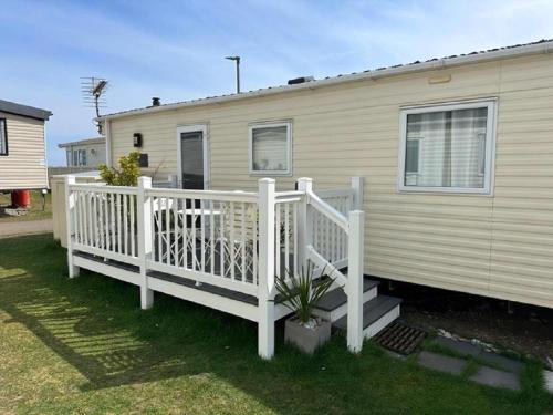Cosy 6 Berth Caravan With Side Decking At Kessingland Beach, Suffolk Ref 90031Sv