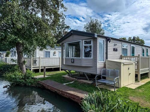 Cosy 8 Berth Caravan With Decking And Lake-Views At Weeley Bridge Ref 69001Lv