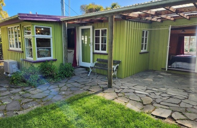 Cosy and private cottage with crashing waves and bird song to soothe your soul.
