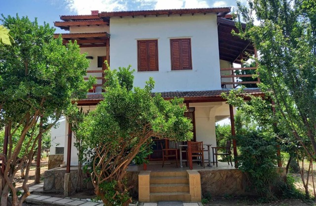 Cosy villa in a big mandarin garden; unit 2
