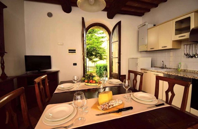 Joli appartement avec climatisation, WIFI, piscine, TV, animaux admis, parking, près de Sienne