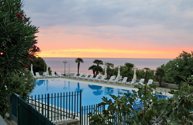 Confortable appartement pour 6 personnes avec piscine, WIFI, TV, animaux admis et parking