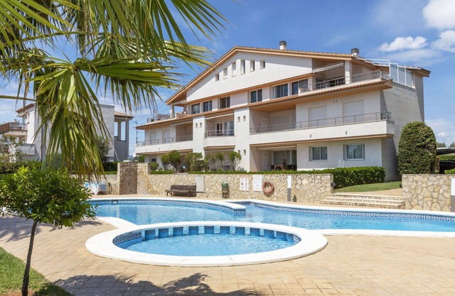Bel appartement pour 4 personnes avec climatisation, piscine, WIFI, TV, patio et animaux admis