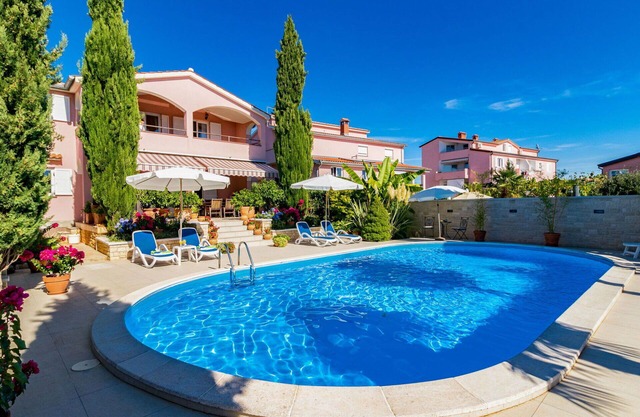Confortable appartement avec WIFI, piscine, climatisation, TV, balcon, animaux admis et parking