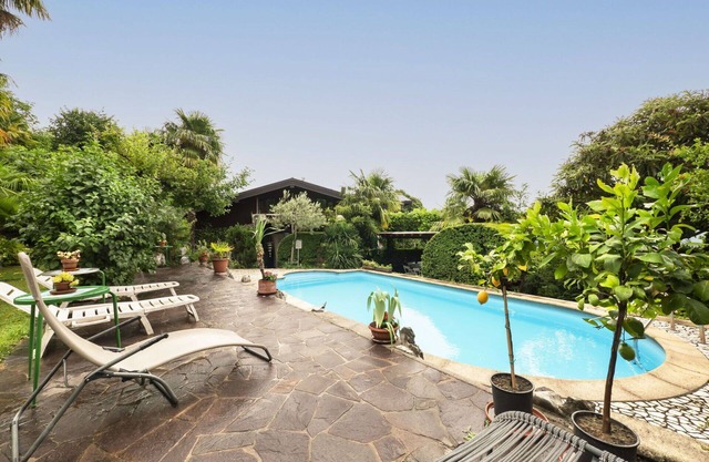 Joli appartement pour 4 personnes avec piscine, climatisation, WIFI, TV, patio et animaux admis