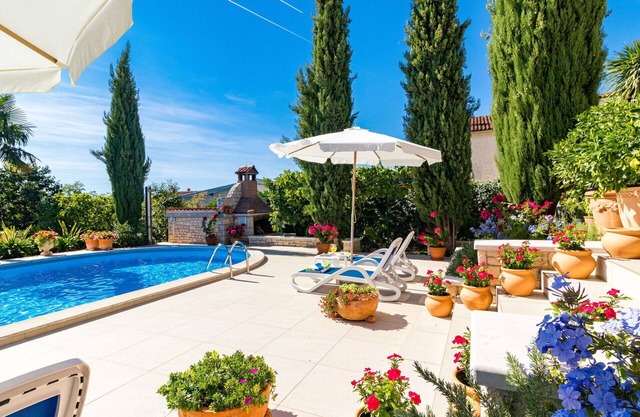 Joli appartement avec WIFI, climatisation, piscine, TV, terrasse, animaux admis et parking