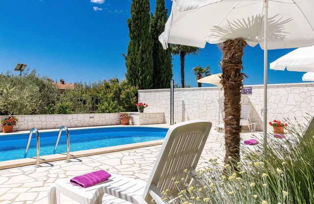 Agréable appartement pour 4 personnes avec climatisation, piscine, WIFI, TV, terrasse et parking