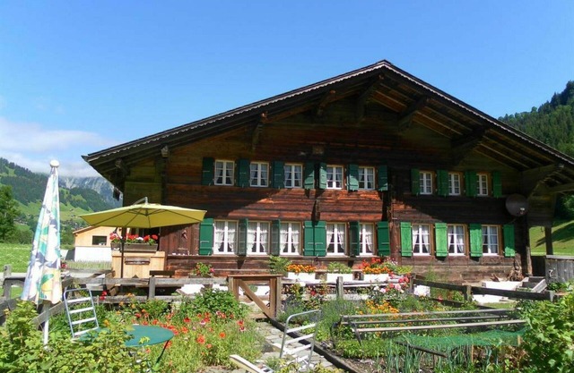 Cosy apartment for 5 people with TV, balcony, pets allowed and parking