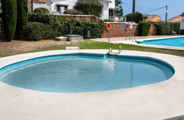 Confortable appartement pour 5 personnes avec piscine, WIFI, climatisation, TV et patio