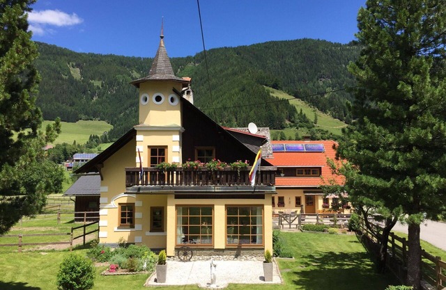 Bel appartement pour 5 personnes avec bain à remous, WIFI, TV, patio et animaux admis