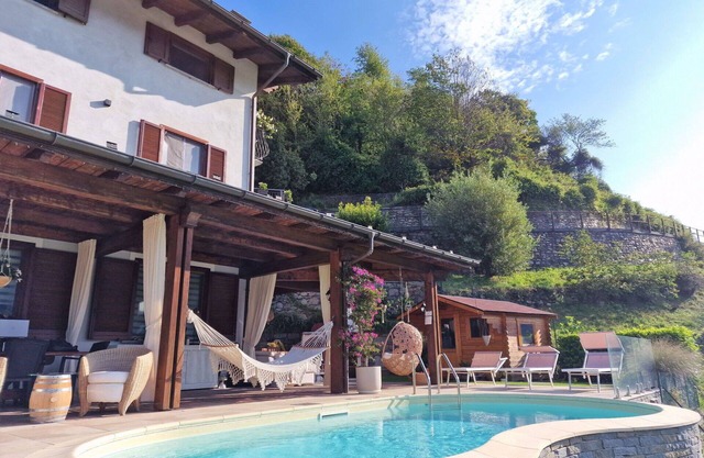 Confortable appartement pour 5 personnes avec WIFI, piscine, TV, terrasse et parking