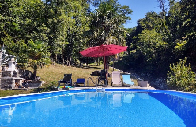 Bel appartement pour 5 personnes avec WIFI, piscine, TV, balcon, animaux admis et parking