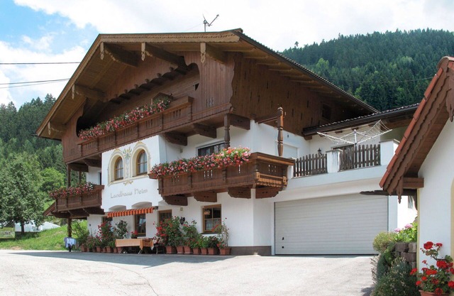 Bel appartement pour 4 personnes avec piscine, WIFI, TV, balcon et parking