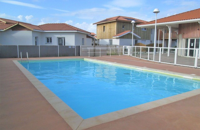 Joli appartement pour 8 personnes avec piscine, WIFI, TV, terrasse, animaux admis et parking