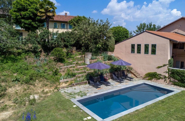 Bel appartement dans une maison de vacances avec piscine, TV, terrasse, vue panoramique et parking