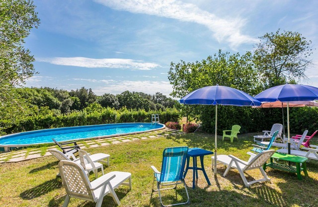Agréable appartement dans une maison de vacances avec WIFI, piscine privée, TV, patio, parking