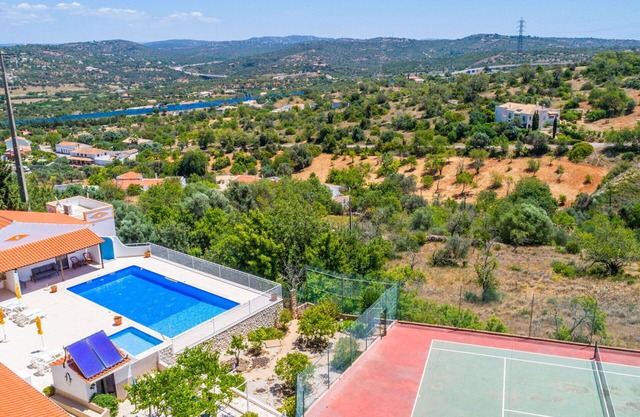 Agréable appartement dans une maison de vacances avec climatisation, WIFI, piscine, TV, terrasse